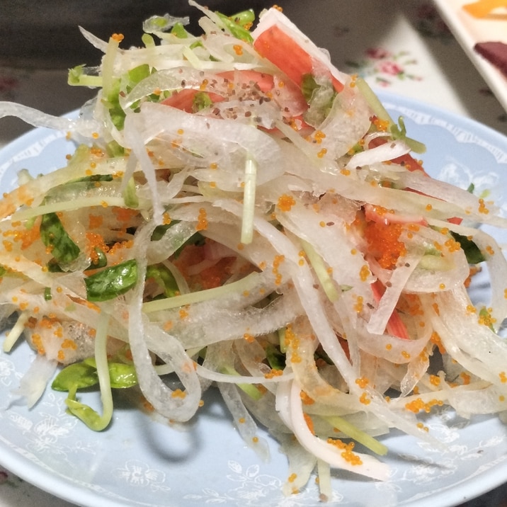 簡単ヘルシー♪豆苗カニカマとびっこ玉ねぎサラダ